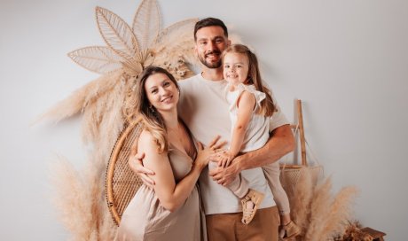 Photographe professionnelle shooting grossesse en famille en studio à Besançon