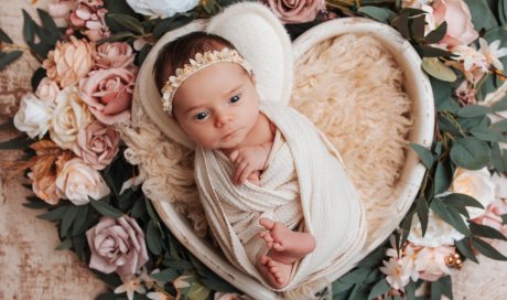 Photographe professionnelle spécialisée en shooting naissance en Franche-Comté