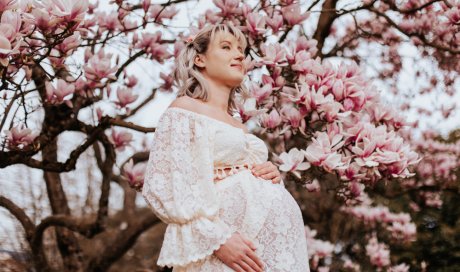 Photographe pour shooting grossesse fleuri à Besançon