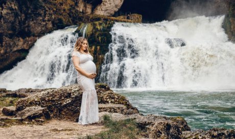 Photographe professionnelle séance photo grossesse avec voilages à Besançon