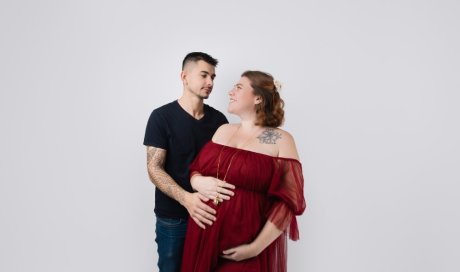 Photographe professionnelle shooting photo grossesse en couple en studio à Besançon