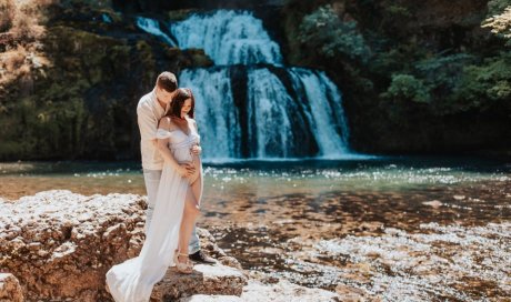 Photographe professionnelle shooting grossesse en pleine nature avec cascade en Franche-Comté