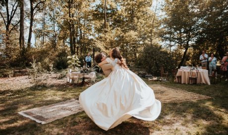 Photographe professionnelle mariage romantique en extérieur à Besançon