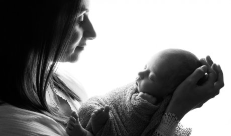 Photographe séance photo naissance en famille à Besançon