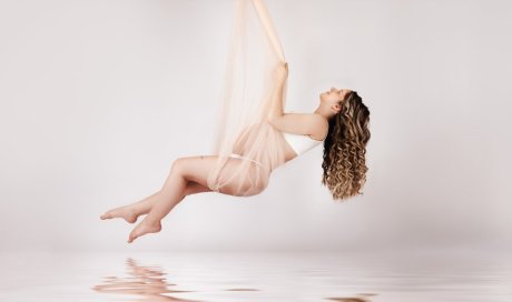Photographe professionnelle shooting grossesse glamour en studio à Besançon
