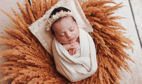 Shooting photo de nouveau-né emmailloté à Besançon