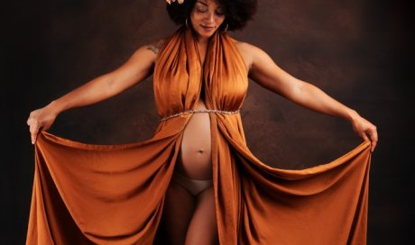 Shooting photo grossesse avec prêt de robes et accessoires à Besançon