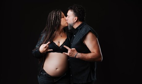 Photographe professionnelle shooting grossesse rock en studio à Besançon