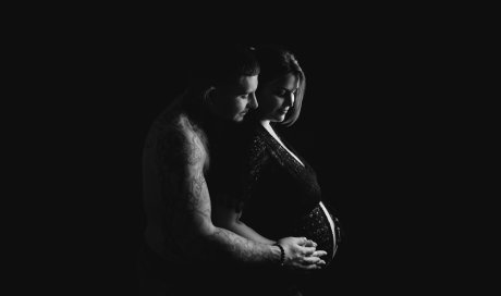 Photographe professionnelle séance photo pour femme enceinte en studio à Besançon