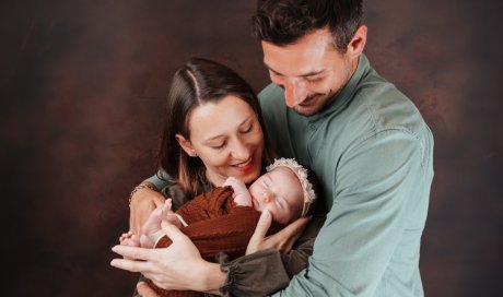  Photographe professionnelle shooting naissance en famille à Besançon