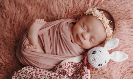 Photographe professionnelle shooting naissance avec décors et accessoires à Besançon