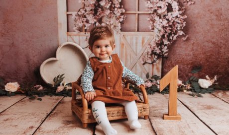 Photographe professionnelle shooting photo anniversaire 1 an avec décor en studio à Besançon