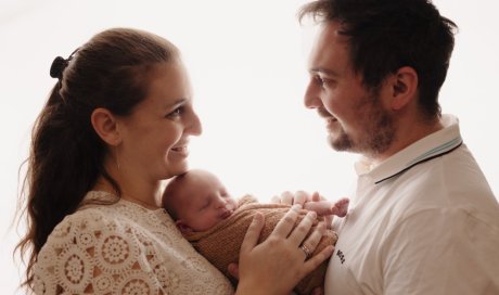 Photographe pour séance photo naissance en famille en studio à Besançon