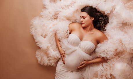 Shooting photo grossesse avec robes de créateurs en studio à Besançon