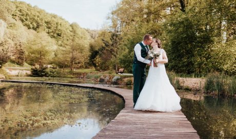 Photographe professionnelle de mariage au Moulin de la Mangue en Haute-Saône Vous recherchez une photographe professionnelle de mariage au Moulin de la Mangue en Haute-Saône ? Spécialisée dans la photographie de mariage, je capture avec sensibilité et authenticité les plus beaux instants de votre journée. Situé au cœur de la nature, le Moulin de la Mangue offre un cadre romantique et raffiné, parfait pour des photos uniques et chargées d’émotion. Mon approche repose sur la discrétion, l’écoute et la passi