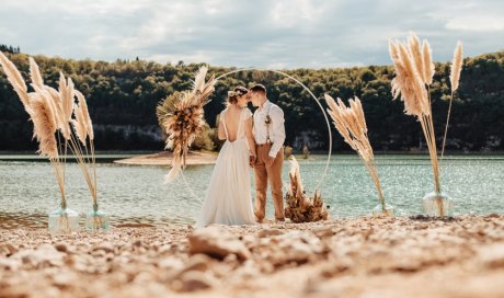 Photographe professionnelle mariage en bord de plage en Franche-Comté