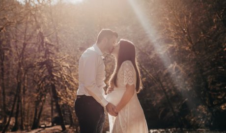 Photographe professionnelle séance photo grossesse en couple à Besançon