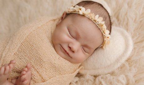 Séance photo naissance fille en studio à Besançon