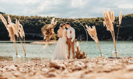 Shooting d'inspiration mariage bohème à la plage en Franche-Comté