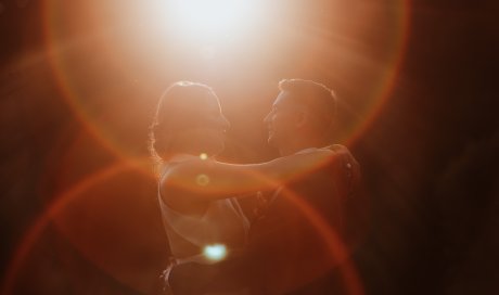 Photos de couple à la golden hour avec votre photographe de mariage dans le Doubs