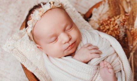Shooting photo naissance avec emmaillotage et décors à Besançon