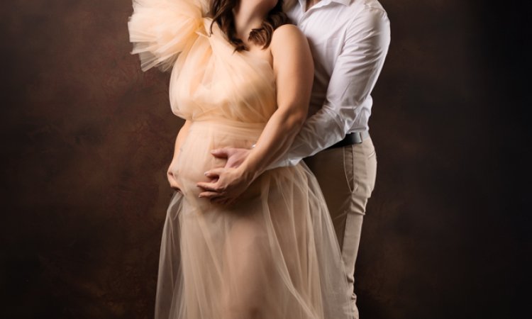 Photographe professionnelle séance photo grossesse en studio à Besançon