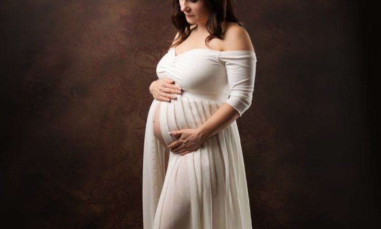 Photographe professionnelle séance photo grossesse en studio à Besançon