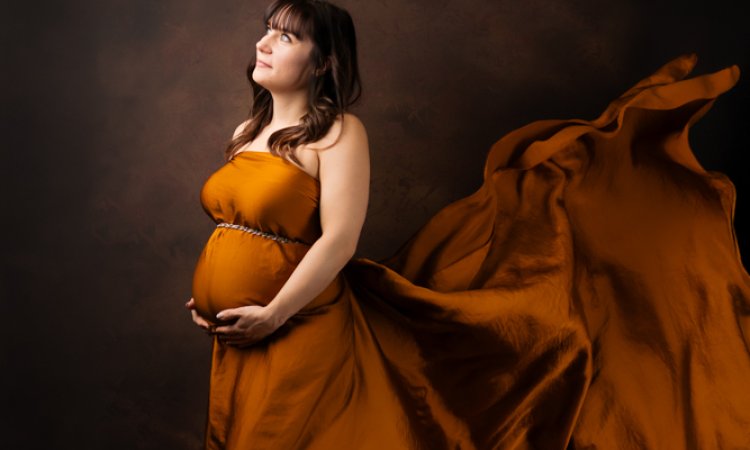 Photographe professionnelle séance photo grossesse en studio à Besançon