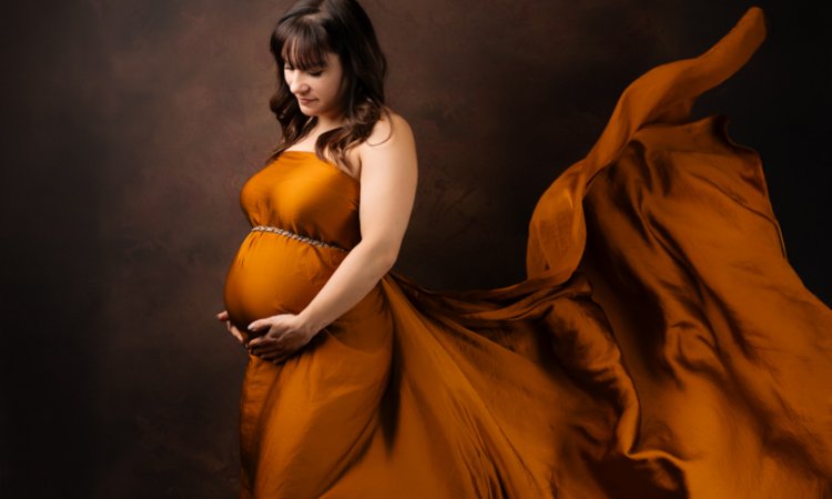 Photographe professionnelle séance photo grossesse en studio à Besançon