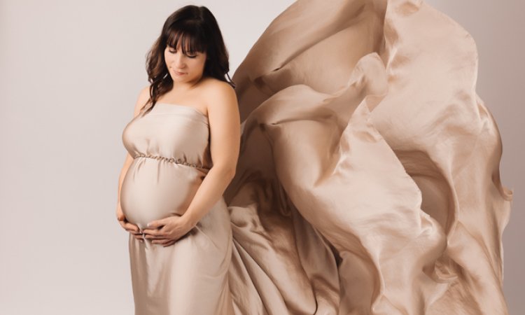 Photographe pour shooting grossesse glamour en studio à Besançon