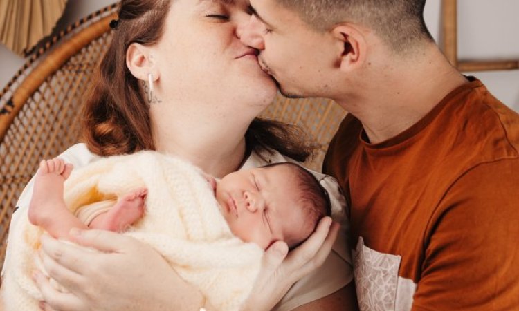 Photographe professionnelle séance photo naissance en famille bohème à Besançon