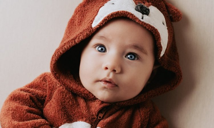 Photographe professionnelle shooting bébé en famille à Besançon