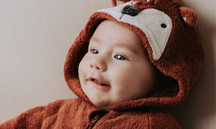 Photographe professionnelle shooting bébé en famille à Besançon