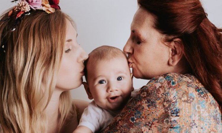 Photographe professionnelle shooting bébé en famille à Besançon