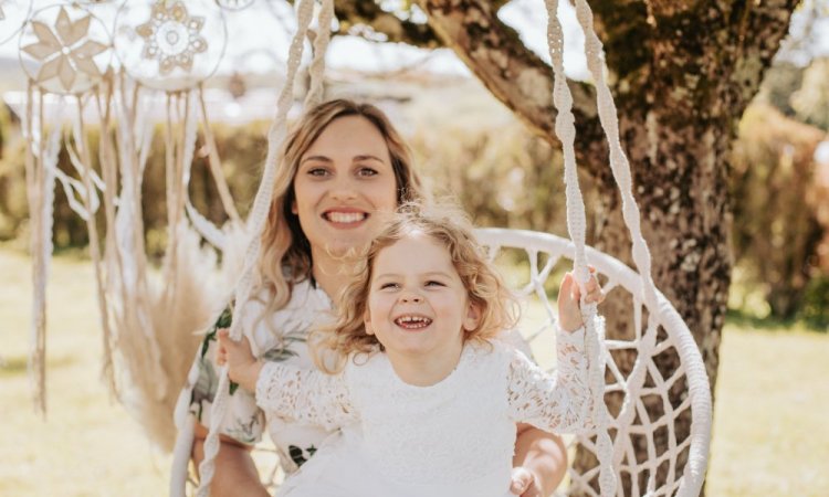 Photographe professionnelle shooting mère et fille à Besançon