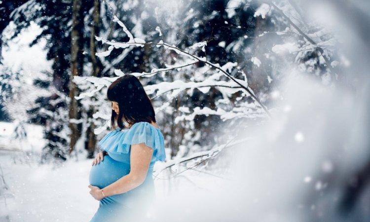 Photographe professionnelle shooting grossesse hivernal à Pontarlier 