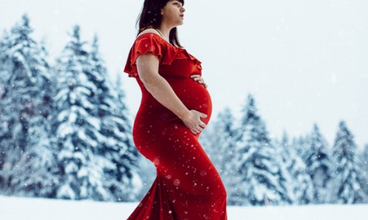 Photographe professionnelle shooting grossesse hivernal à Pontarlier 