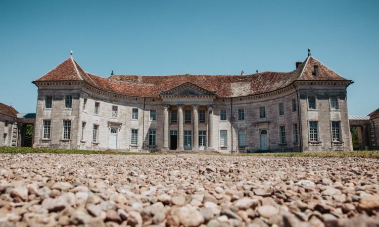 Photographe professionnelle shooting mariage au château de Moncley près de Besançon