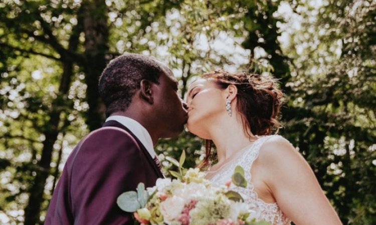 Photographe professionnelle shooting mariage au Moulin de la Mangue près de Besançon