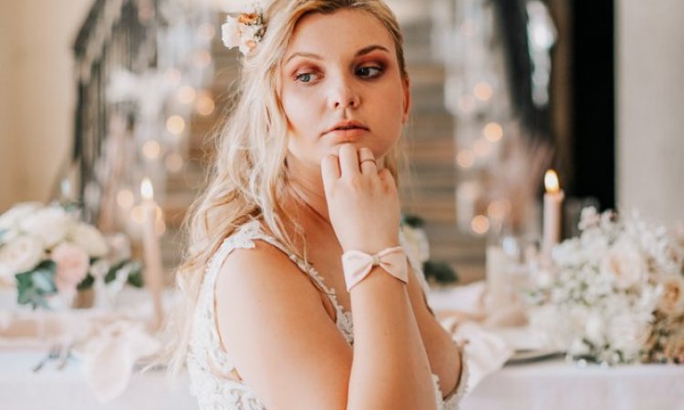 Photographe professionnelle shooting mariage au château de Moncley près de Besançon