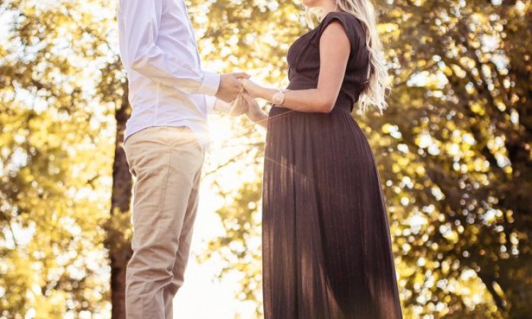 Photographe professionnelle séance photo grossesse en couple à Besançon