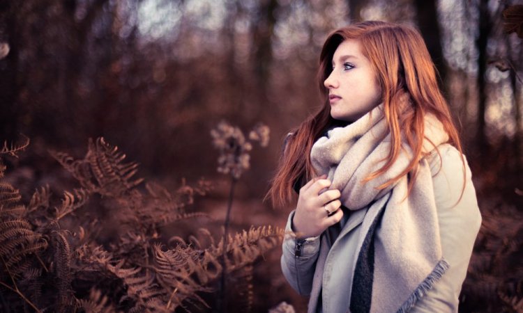 Photographe professionnelle shooting portrait femme en pleine nature à Besançon