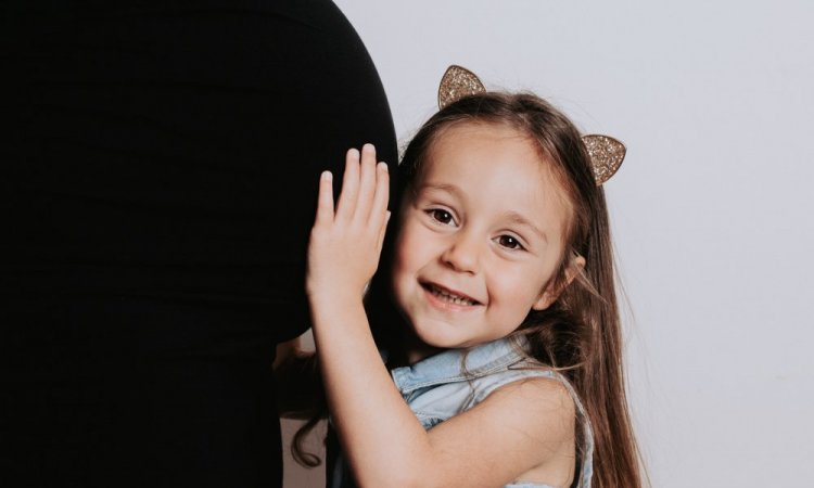 Photographe professionnelle shooting grossesse en  studio à Besançon