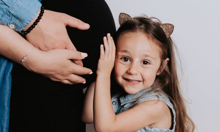 Photographe professionnelle shooting grossesse en  studio à Besançon