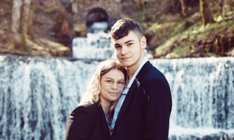 Photographe professionnelle shooting couple en pleine nature à Besançon