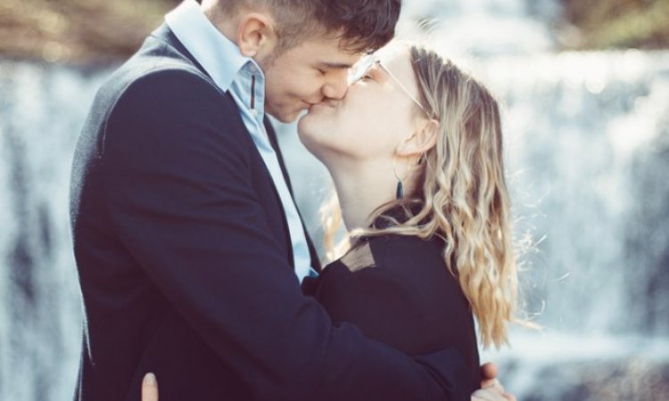 Photographe professionnelle shooting couple en pleine nature à Besançon