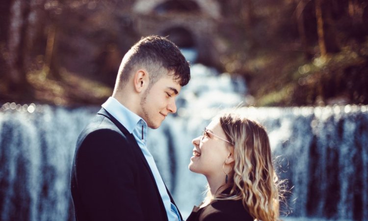 Photographe professionnelle shooting couple en pleine nature à Besançon