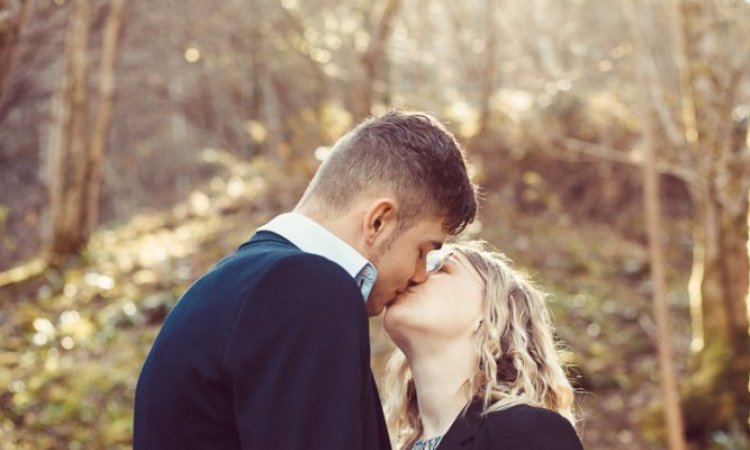 Photographe professionnelle shooting couple en pleine nature à Besançon