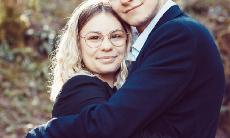 Photographe professionnelle shooting couple en pleine nature à Besançon