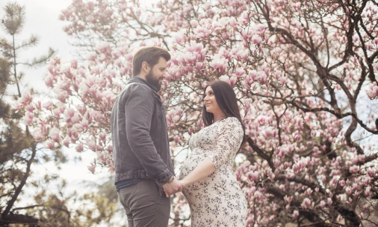 Photographe professionnelle shooting grossesse fleuri à Besançon